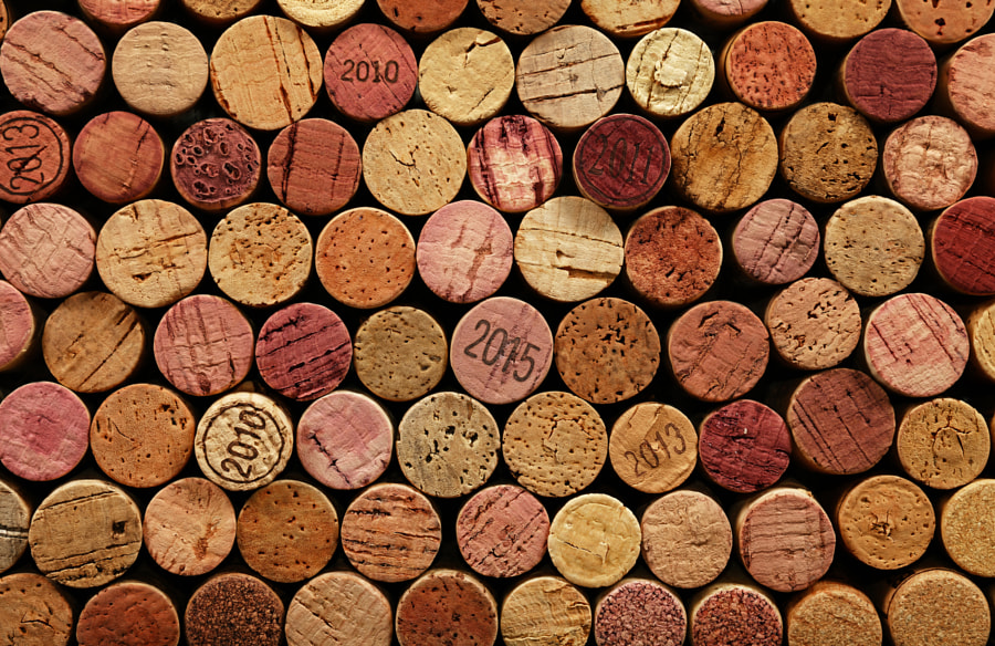 Gros plan sur fond de bouchons de vin usagés par Anton Eine sur 500px.com