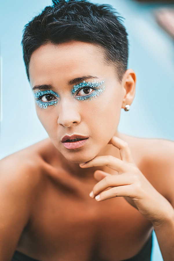 Portrait de jeune femme maquillée de strass bleus par Natalie Zotova sur 500px.com
